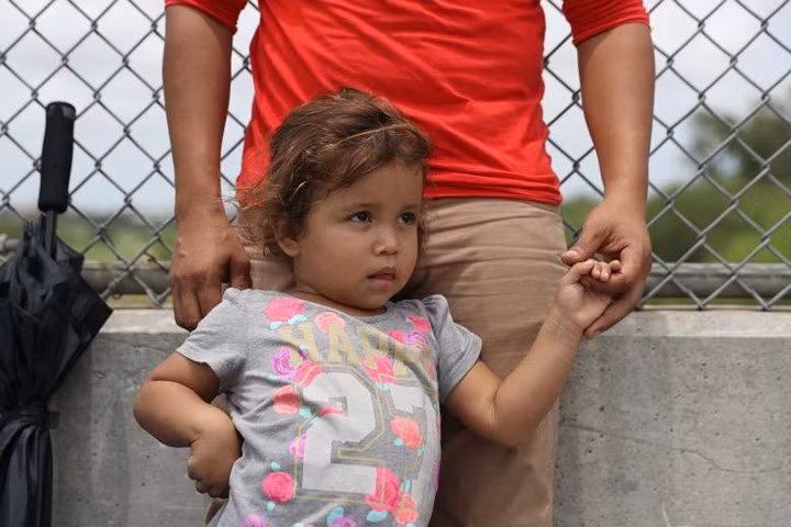 Glsesa Diaz vẫn chỉ là đứa trẻ 3 tuổi "vô lo vô nghĩ" dù phải theo cha mẹ "dãi nắng dầm sương" ở biên giới Mỹ-Mexico.