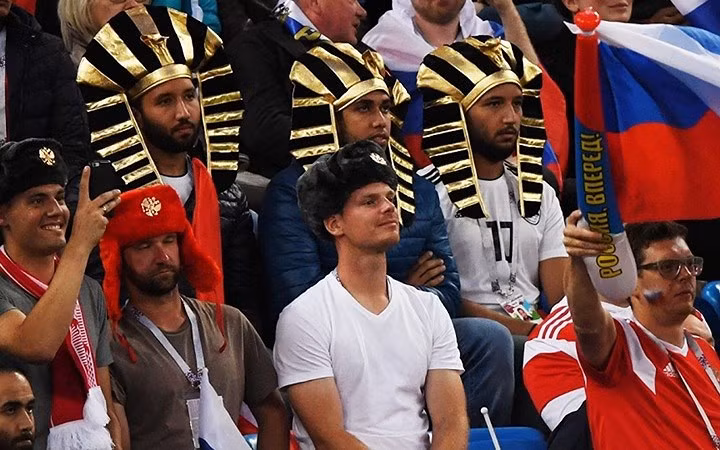 Cổ động viên Ai Cập với chiếc mũ của Pharaoh trong trận đấu giữa đội tuyển Nga và đội tuyển Ai Cập ngày 19/6. Ảnh: RIA Novosti