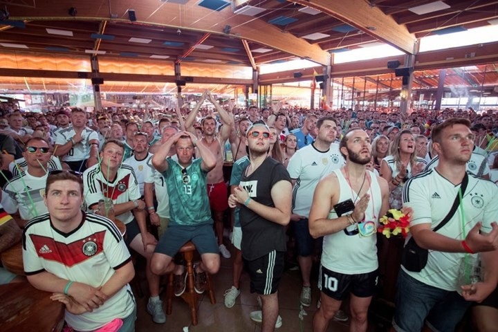 Họ vẫn dõi theo từng bước chạy của các cầu thủ con cưng. Ảnh: EPA