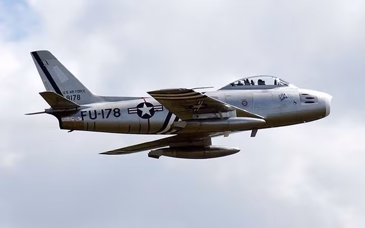 Chiếc tiêm kích F-86 Sabre có động cơ mạnh mẽ và lớp giáp tốt. Máy bay này còn có tính cơ động, tốc độ và hỏa lực mạnh (gồm cả súng máy, pháo và bom). Mãi đến năm 1994, dòng máy bay này mới "nghỉ hưu".