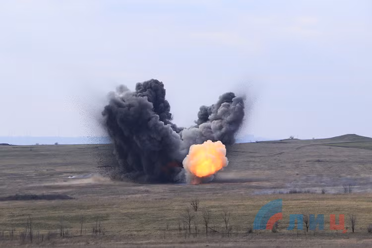 Khoảng khắc dây thuốc nổ của UR-83P được kích nổ trên một địa hình trống trải. Mỗi lần phóng hai lượng nổ, UR-83P phải mất khoảng thời gian từ 3-5 phút. Để nạp lại lượng nổ cho lần thứ 2, UR-83P cần tới 30-40 phút. Nguồn ảnh: donetsksite.