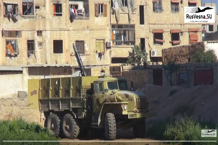 Theo rusvesna, việc các tay súng IS quyết bám trụ tại các cứ điểm phòng thủ kiên cố bên trong quận Yarmuk, phía Nam Damascus vốn dày đặc nhà cửa và các công trình kiến trúc kiên cố, đã buộc Quân đội Syria phải sử dụng tới thứ vũ khí đáng sợ nhất mà họ có để đối phó chiến trường này. Và thứ vũ khí đó chính là xe quét mìn UR-83P. Nguồn ảnh: rusvesna.