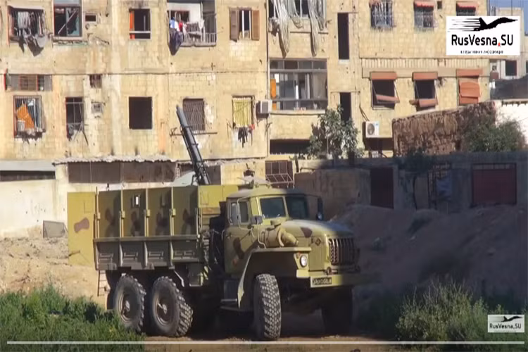 Theo rusvesna, việc các tay súng IS quyết bám trụ tại các cứ điểm phòng thủ kiên cố bên trong quận Yarmuk, phía Nam Damascus vốn dày đặc nhà cửa và các công trình kiến trúc kiên cố, đã buộc Quân đội Syria phải sử dụng tới thứ vũ khí đáng sợ nhất mà họ có để đối phó chiến trường này. Và thứ vũ khí đó chính là xe quét mìn UR-83P. Nguồn ảnh: rusvesna.