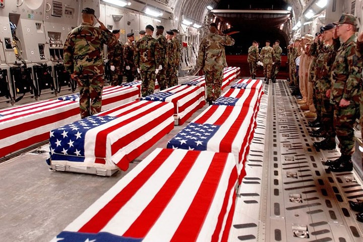 Quan tài của các lính Mỹ chết trận ở Iraq và được chở bằng máy bay về Mỹ. Ảnh do Không quân Mỹ công bố vào ngày 14/4/2004.