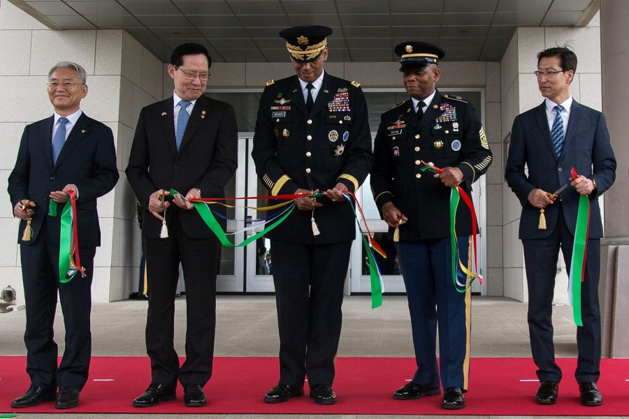 Tướng Vincent Brooks - Chỉ huy các lực lượng Mỹ tại Hàn Quốc cắt miếng ruy băng khánh thành trại Humphreys cùng Bộ trưởng Quốc phòng Hàn Quốc Song Young-moo hôm 29/6. Ảnh: Stripes.