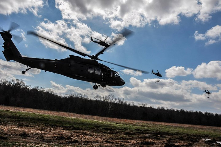 Nhóm trực thăng UH-60 Black Hawk hỗ trợ chở lựu pháo M119 đến một địa điểm đã định sẵn ở Fort Campbell, Mỹ.