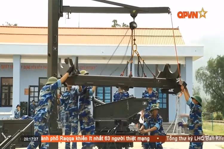 Trong khi đó đạn tên lửa được đặt trong thùng container kín, ghép thành nhóm 4 quả tên lửa thuận lợi cho việc bảo dưỡng, lưu kho bãi và khai thác sử dụng. Trong trạng thái sẵn sàng chiến đấu, các container tên lửa được đặt trên bệ phóng cố định hoặc xe phóng và có thể cơ động chiến đấu được ngay. Nguồn ảnh: QPVN.