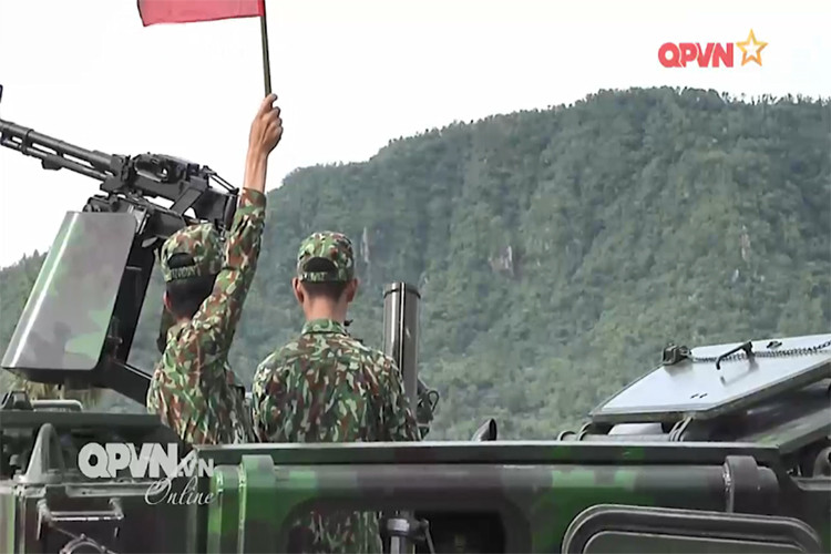 Hạng mục nghiệm thu đối với tổ hợp cối tự hành 100mm trên xe thiếp giáp M113A1 của Quân khu 9 gồm bắn thử nghiệm súng cối 100mm ở cự ly 1000m và súng máy 12,7mm K54 cự ly 550m. Kết quả bắn thử và nghiệm thu đạt kết quả tốt, đảm bảo an toàn tuyệt đối về người và trang bị. Nguồn ảnh: QPVN.