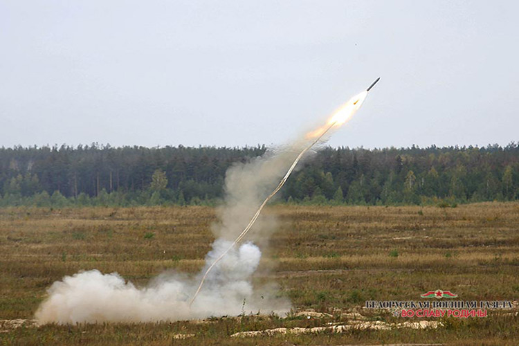 Hình ảnh một quả đạn rocket của UR-83P sau khi phóng đi, đối với một số biến thể UR-83P không cần phương tiện mang theo nó mà chỉ cần đặt dưới một địa hình bằng phẳng thuận tiện cho việc triển khai tổ hợp này. Nguồn ảnh: donetsksite.