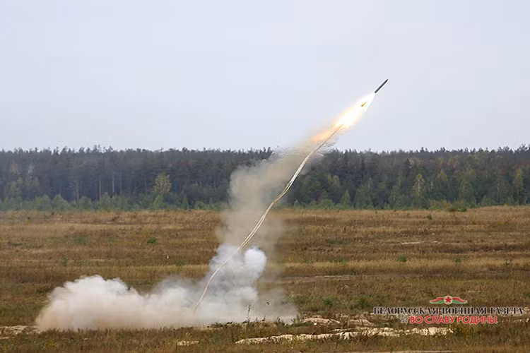 Hình ảnh một quả đạn rocket của UR-83P sau khi phóng đi, đối với một số biến thể UR-83P không cần phương tiện mang theo nó mà chỉ cần đặt dưới một địa hình bằng phẳng thuận tiện cho việc triển khai tổ hợp này. Nguồn ảnh: donetsksite.