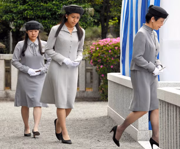 Công chúa Hisako (phải) cùng 2 cô con gái Ayako và Noriko. Ảnh: Getty.