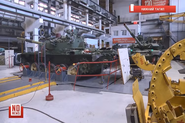 Theo công bố từ truyền thông Nga, dự kiến cuối năm 2019 thì hợp đồng cung cấp 64 xe tăng T-90 cho Việt Nam sẽ được hoàn thành, nếu vậy thì vào thời điểm hiện tại UVZ sẽ phải tích cực sản xuất để chuẩn bị cho đợt bàn giao đầu tiên cho chúng ta. Nguồn ảnh: ND News.