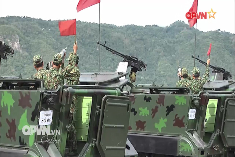 Sau một năm triển khai kế hoạch trên, trong sáng hôm 7/6 vừa qua, Quân khu 9 đã tổ chức bắn thử nghiệm và nghiệm thu đề án tích hợp súng cối 100mm, súng máy 12,7mm K54 lên xe bọc thép M113A1 tại trường bắn của Sư đoàn 330. Nguồn ảnh: QPVN.