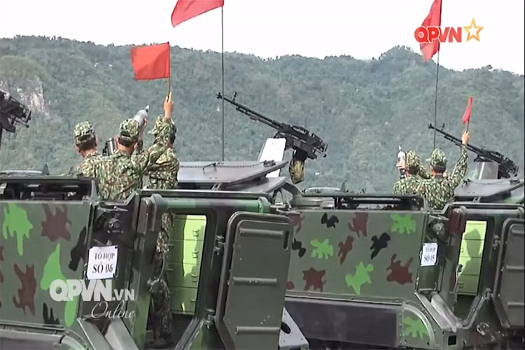 Sau một năm triển khai kế hoạch trên, trong sáng hôm 7/6 vừa qua, Quân khu 9 đã tổ chức bắn thử nghiệm và nghiệm thu đề án tích hợp súng cối 100mm, súng máy 12,7mm K54 lên xe bọc thép M113A1 tại trường bắn của Sư đoàn 330. Nguồn ảnh: QPVN.