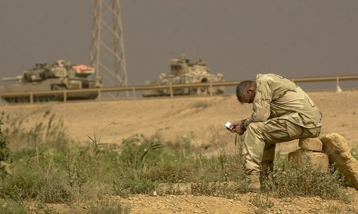 Một quân nhân Mỹ đang tranh thủ cầu nguyện trong lúc dừng chân.