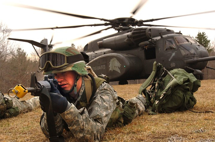 Trực thăng HM-53E Sea Dragon hỗ trợ các binh sĩ tham gia tập trận tại Fort Pickett, Mỹ.