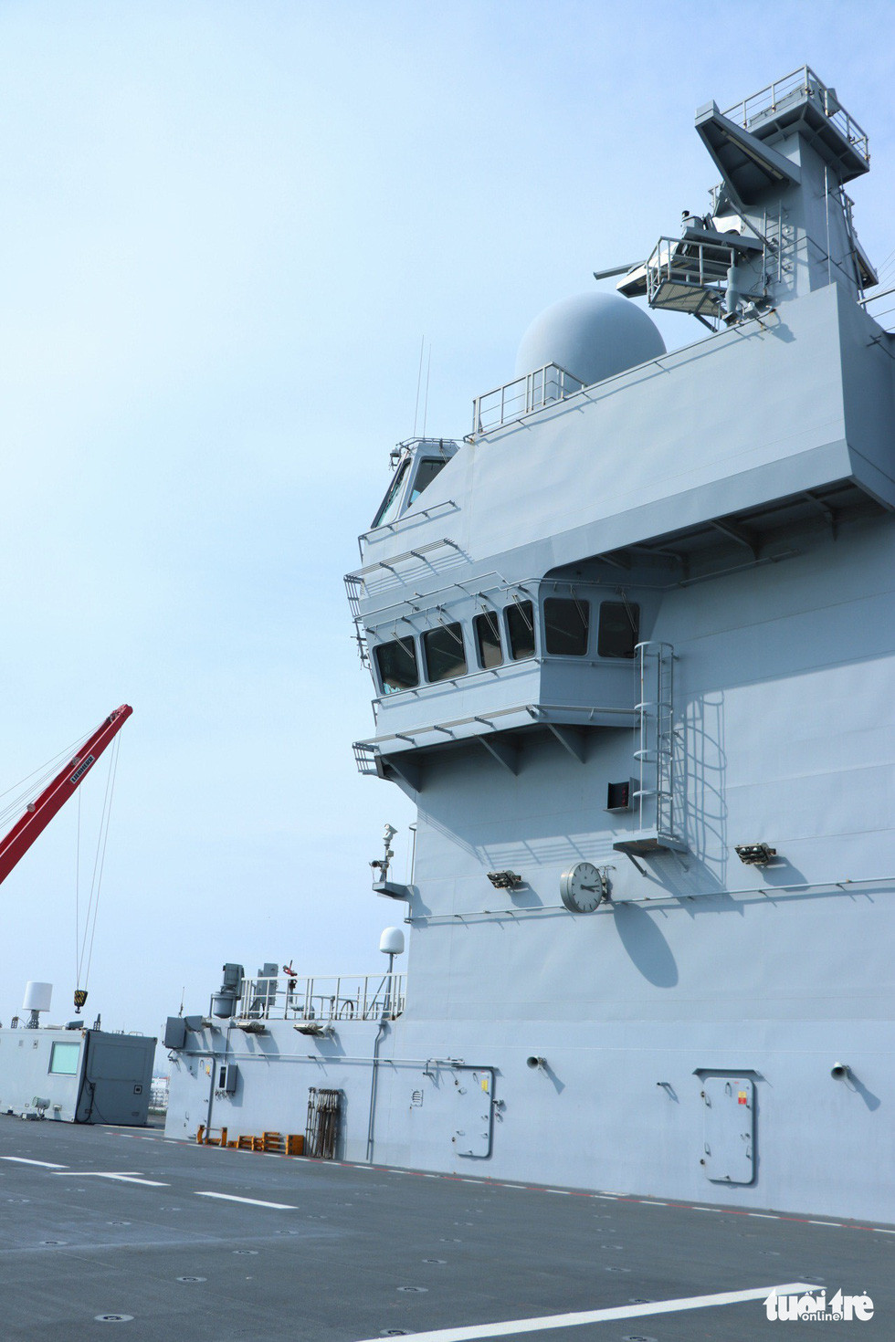 Đài chỉ huy của tàu Dixmude nhìn từ mặt boong tàu. Ảnh: Duy Linh.