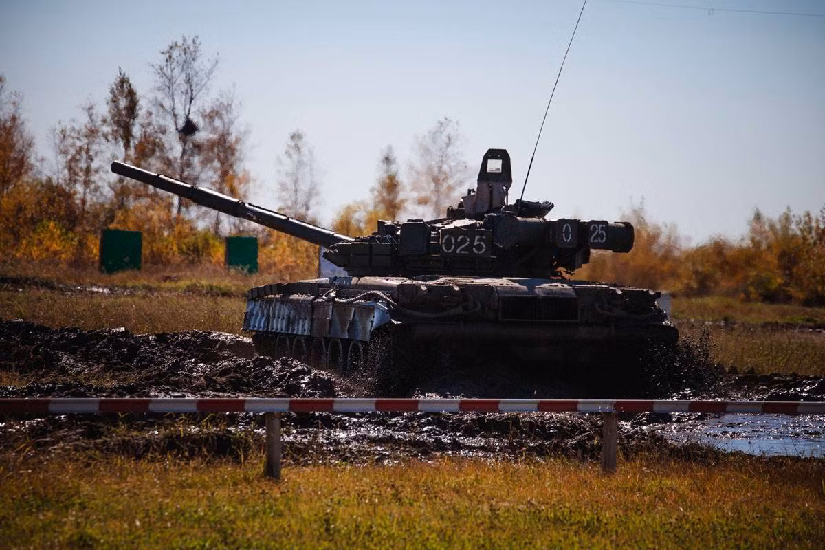 Chiếc T-80BV hành tiến trong đoạn đường đầy bùn trên thao trường. Nguồn ảnh: tipolog.