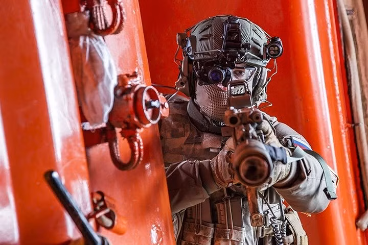 Một thành viên lực lượng Vệ binh Quốc gia Nga trong hoạt động huấn luyện thực địa ở quần đảo Franz Josef Land của Nga.