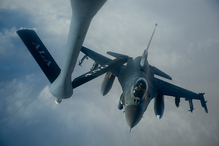 Việc thử nghiệm tiếp dầu trên không với F-16 cải tiến từng được Pakistan thử nghiệm với các máy bay tiếp dầu của Mỹ. Tuy nhiên, sau đó phía Mỹ bất ngờ ngừng phối hợp với Pakistan trong thử nghiệm này khiến chương trình nâng cấp F-16 của Pakistan bị tạm dừng vô thời hạn. Nguồn ảnh: Airforce Technology.