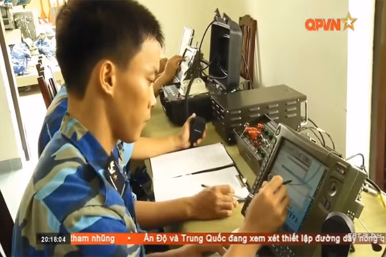 Cận cảnh một hệ thống máy tính hiển thị thông tin của hệ thống tên lửa EXTRA trong tác chiến. Nguồn ảnh: QPVN.