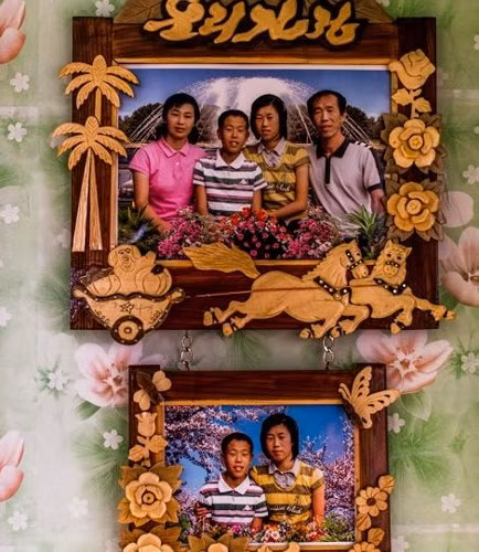 Khung ảnh gia đình, treo trên tường một ngôi nhà ở miền bắc Triều Tiên.