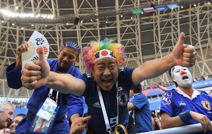 Cổ động viên "xứ sở mặt trời mọc" ăn mừng trong trận đấu với Colombia.