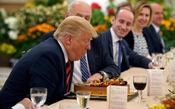 Tổng thống Trump nhận bánh sinh nhật sớm trước thềm Thượng đỉnh tại Singapore. Ảnh: Reuters