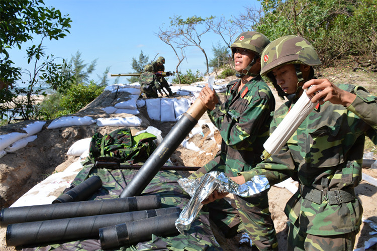 Chuẩn bị đạn cho SPG-9 trong thực hành diễn tập