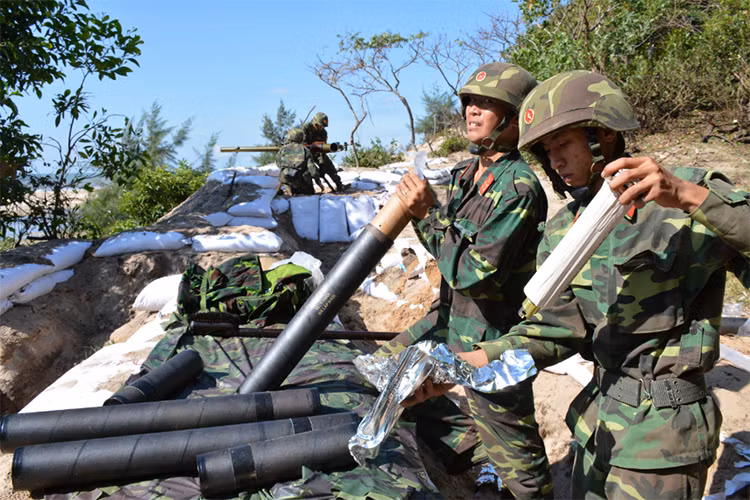 Chuẩn bị đạn cho SPG-9 trong thực hành diễn tập