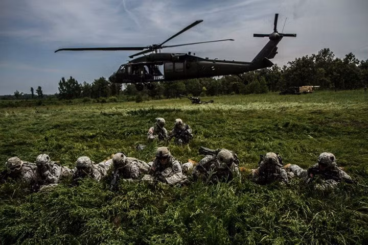 Binh sĩ Mỹ đổ bộ từ trực thăng xuống bãi đáp ở Fort Campbell trong cuộc tập trận tấn công đường không.