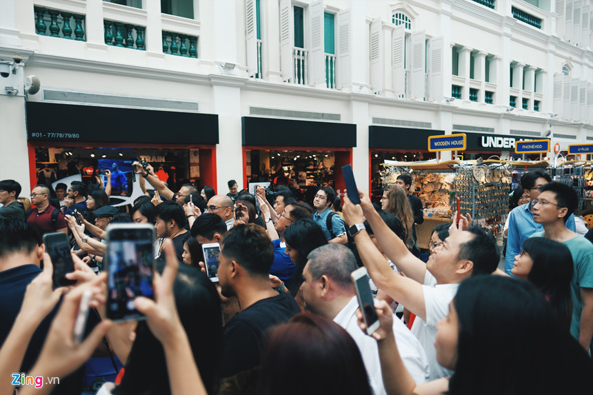 Sự xuất hiện của hai người đã gây náo loạn một trung tâm thương mại ở Singapore với đám đông xếp hàng dài để được chụp ảnh "tự sướng" cùng họ. Hội nghị thật sẽ diễn ra vào ngày 12/6 tại đảo Sentosa, Singapore.