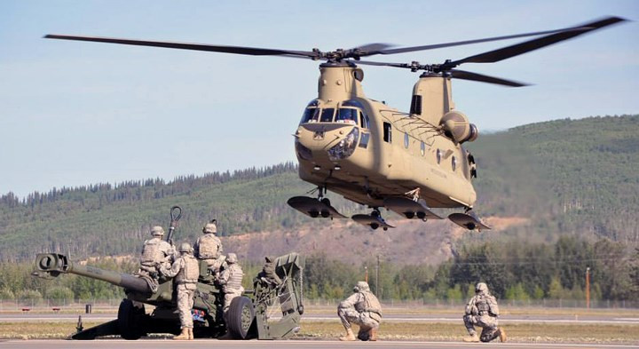 Trực thăng CH-47 Chinook hỗ trợ kéo lựu pháo M-777 Howitzer trong một cuộc tập trận tại Mỹ.