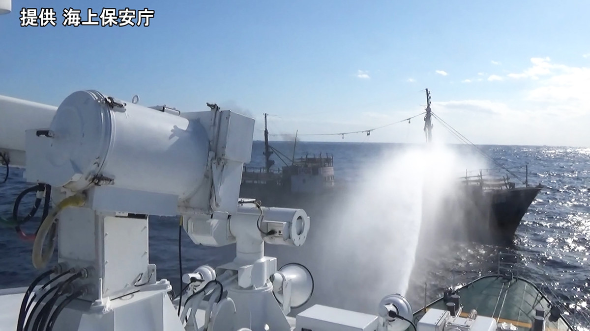 Hình ảnh một tàu tuần tra của Nhật Bản sử dụng vòi rồng trấn áp tàu cá nước ngoài xâm nhập vùng EEZ của nước này. Ảnh: Yomiuri.