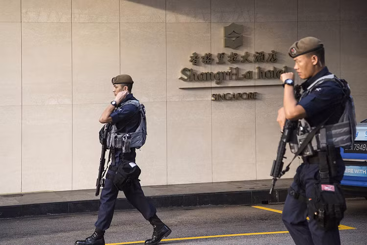 Cảnh sát Singapore trang bị cho chiến binh Gurkha giáp chống đạn toàn thân, súng trường tấn công FN SCAR của Bỉ, súng ngắn... và dù hiện đại cỡ nào cũng không thể thiếu món vũ khí truyền thống là dao quắm kukri.