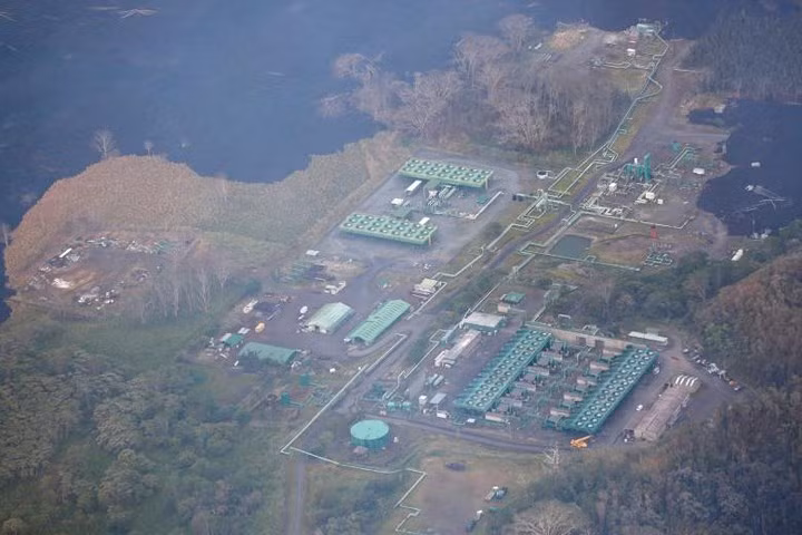 Dung nham núi lửa lan tới gần nhà máy điện địa nhiệt trên đảo Hawaii.