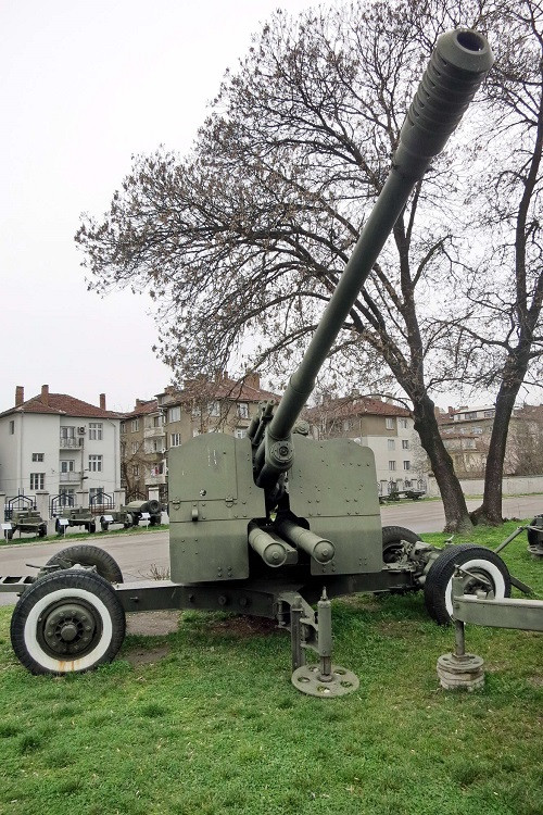 Với kíp pháo thủ thành thạo, tốc độ bắn của KS-19 có thể đạt tới 14-15 phát/phút. Nguồn ảnh: Bostjan Ozbolt