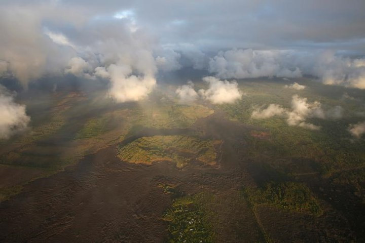 Những đám khói dày đặc trên bầu trời vì núi lửa phun trào.