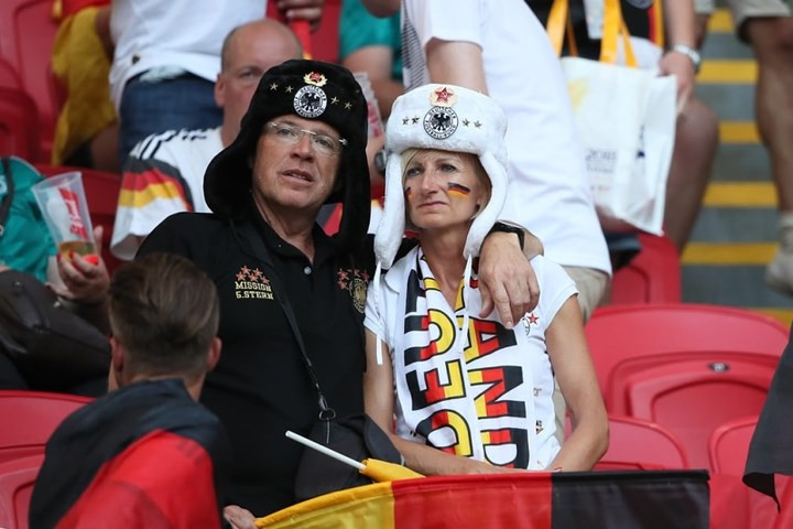 Lúc này, nỗi lo âu đã hiện rõ trên khuôn mặt các cổ động viên Đức. Ảnh: AMA