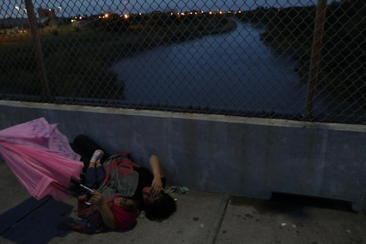 còn ban đêm thì "dầm sương".