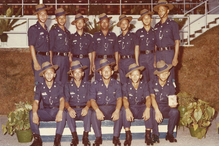 Theo báo cáo quân sự thường niên của Viện Nghiên cứu chiến lược quốc tế (IISS) có trụ sở tại Anh, có khoảng 1.800 người Gurkha phục vụ trong lực lượng cảnh sát Singapore, thuộc 6 đơn vị bán quân sự.