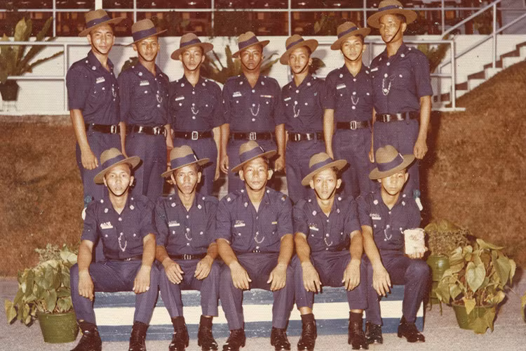 Theo báo cáo quân sự thường niên của Viện Nghiên cứu chiến lược quốc tế (IISS) có trụ sở tại Anh, có khoảng 1.800 người Gurkha phục vụ trong lực lượng cảnh sát Singapore, thuộc 6 đơn vị bán quân sự.