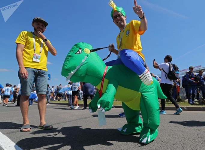 Cổ động viên Brazil với trang phục hình khủng long bạo chúa.