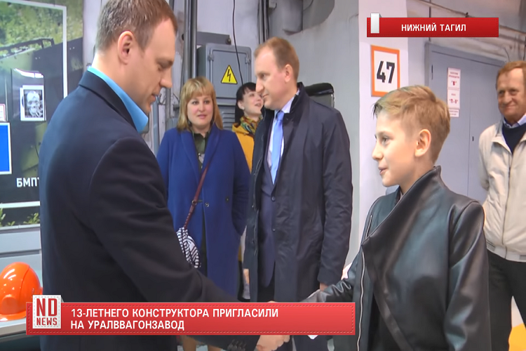 Và dĩ nhiên, ông Alexander Potapov đã mời Yegor Trofimova đến nhà máy của Uralvagonzavod tại vùng Nizhny Tagil để tận mắt thấy được dây chuyền sản xuất và bảo trì xe tăng của công ty này. Trong ảnh là với Tổng Giám đốc điều hành Uralvagonzavod - Alexander Potapov và “thiết kế sư xe tăng” trẻ tuổi của Nga Yegor Trofimova. Nguồn ảnh: ND News.