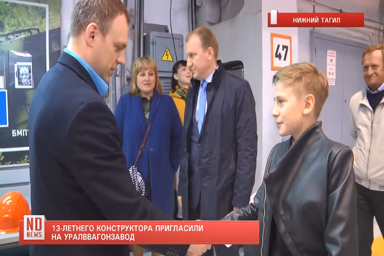 Và dĩ nhiên, ông Alexander Potapov đã mời Yegor Trofimova đến nhà máy của Uralvagonzavod tại vùng Nizhny Tagil để tận mắt thấy được dây chuyền sản xuất và bảo trì xe tăng của công ty này. Trong ảnh là với Tổng Giám đốc điều hành Uralvagonzavod - Alexander Potapov và “thiết kế sư xe tăng” trẻ tuổi của Nga Yegor Trofimova. Nguồn ảnh: ND News.