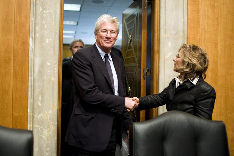 Nam diễn viên Richard Gere và Thượng nghị sĩ Barbara Boxer trong một cuộc họp của Tiểu ban Quan hệ đối ngoại Đông Á và Thái Bình Dương. Ảnh: Reuters.