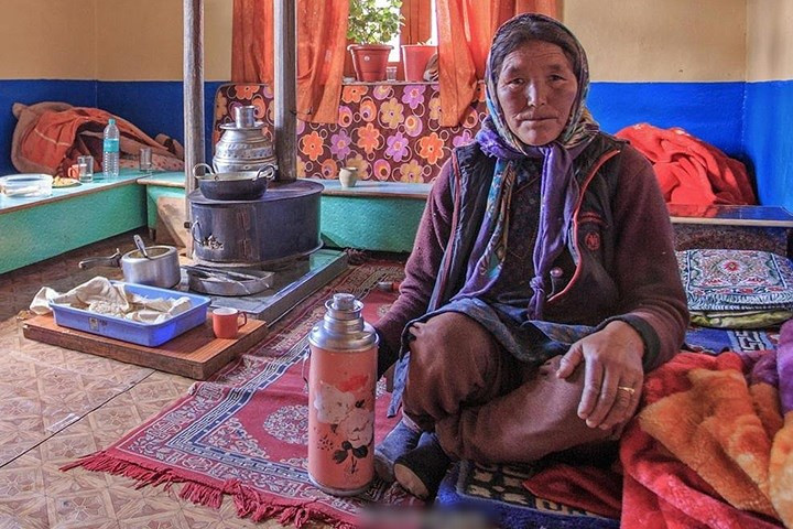 Vào mùa đông, khi tuyết rơi dày, các làng trong thung lũng Spitit bị chia cắt với phần còn lại của Ấn Độ. Trong ảnh là một người dân làng bên trong ngôi nhà của mình nằm không xa bưu điện Hikkim.