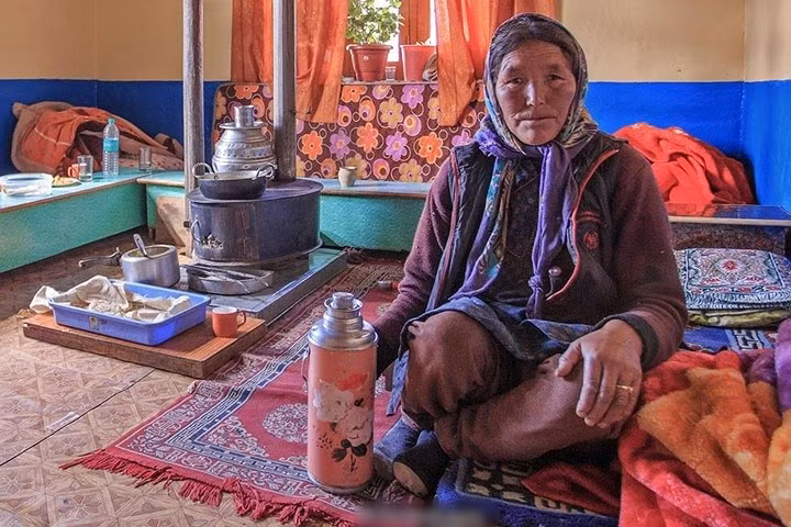 Vào mùa đông, khi tuyết rơi dày, các làng trong thung lũng Spitit bị chia cắt với phần còn lại của Ấn Độ. Trong ảnh là một người dân làng bên trong ngôi nhà của mình nằm không xa bưu điện Hikkim.