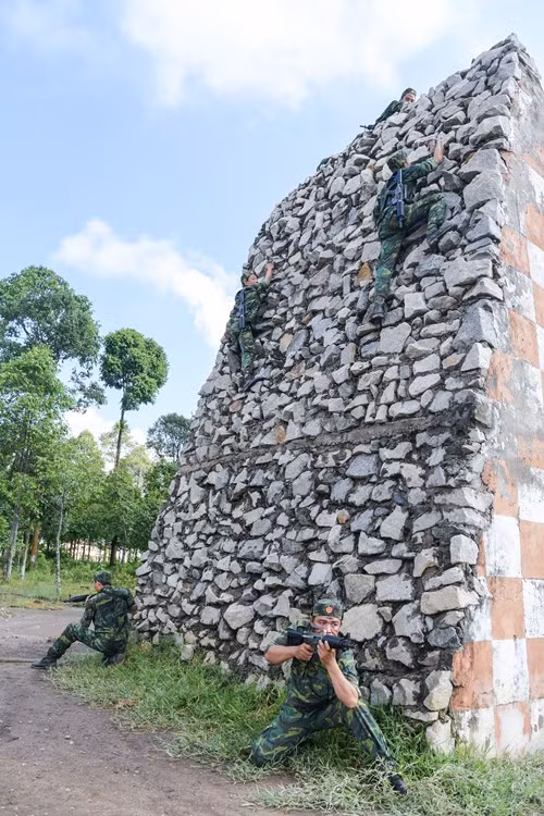 Để vượt qua vách núi cheo leo đòi hỏi độ chính xác và sức khoẻ phải dẻo dai