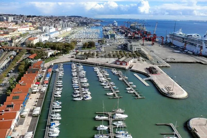 3. Bồ Đào Nha xếp thứ 3 trong top 10 nước yên bình nhất thế giới. Lực lượng cảnh sát và an ninh ở đây hoạt động hiệu quả. Tỷ lệ tự sát tại đây rất thấp. Chi phí sinh hoạt thấp và con người rất thân thiện.